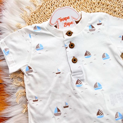 Conj. Camiseta Barquinhos com Botões e Bermuda - Off White e Caramelo